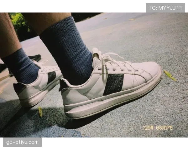 阿尔瓦雷斯深夜吃路边摊像邻家男孩,低头那双鞋的价钱把人笑到尴尬 阿尔瓦雷斯深夜吃路边摊像邻家男孩,低头那双鞋的价钱把人笑到尴尬
